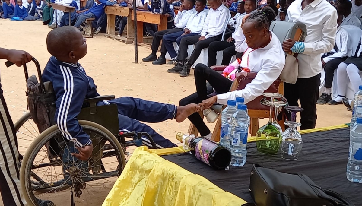 Il saluto tra Sara e Maria